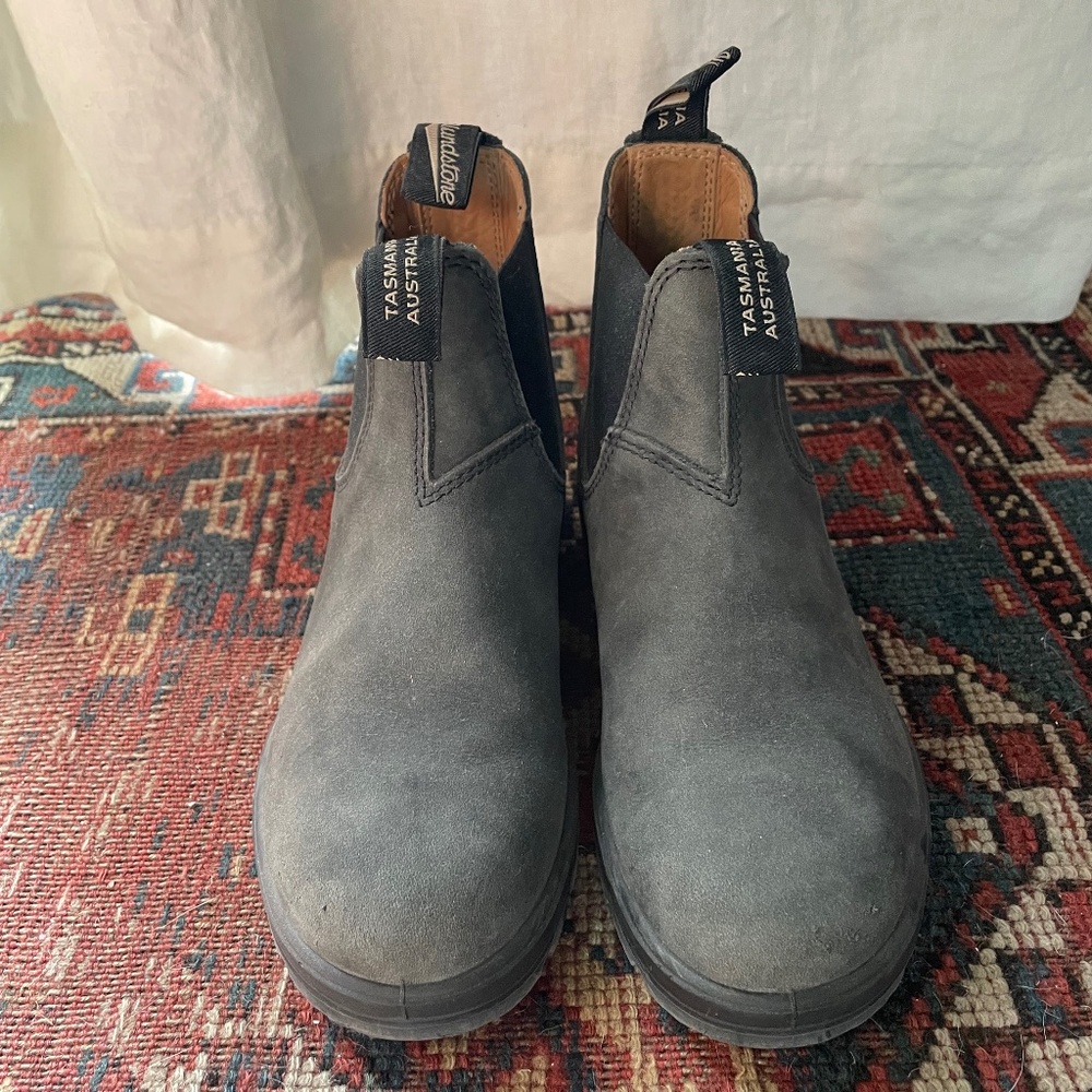 Rustic black Blundstones Chelsea 587 boots size 5 women’s 7